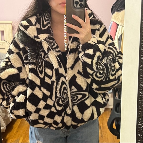 Small - Black & White Olivia Print Sherpa Jacket - Picture 8 of 16